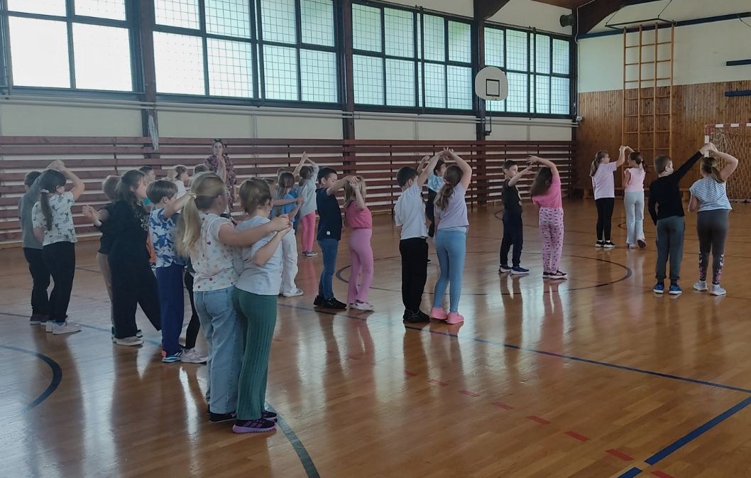 Učenici su i sami zaplesali tradicionalan ples