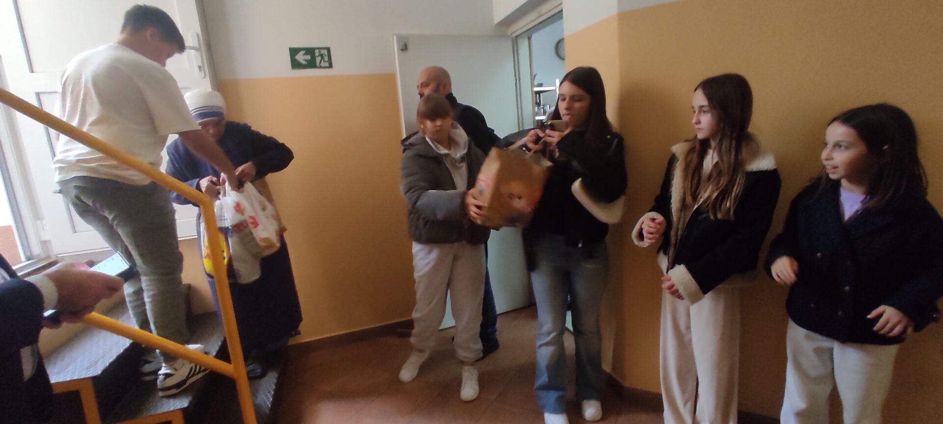 Mali knjižničari u pučkoj kuhinji